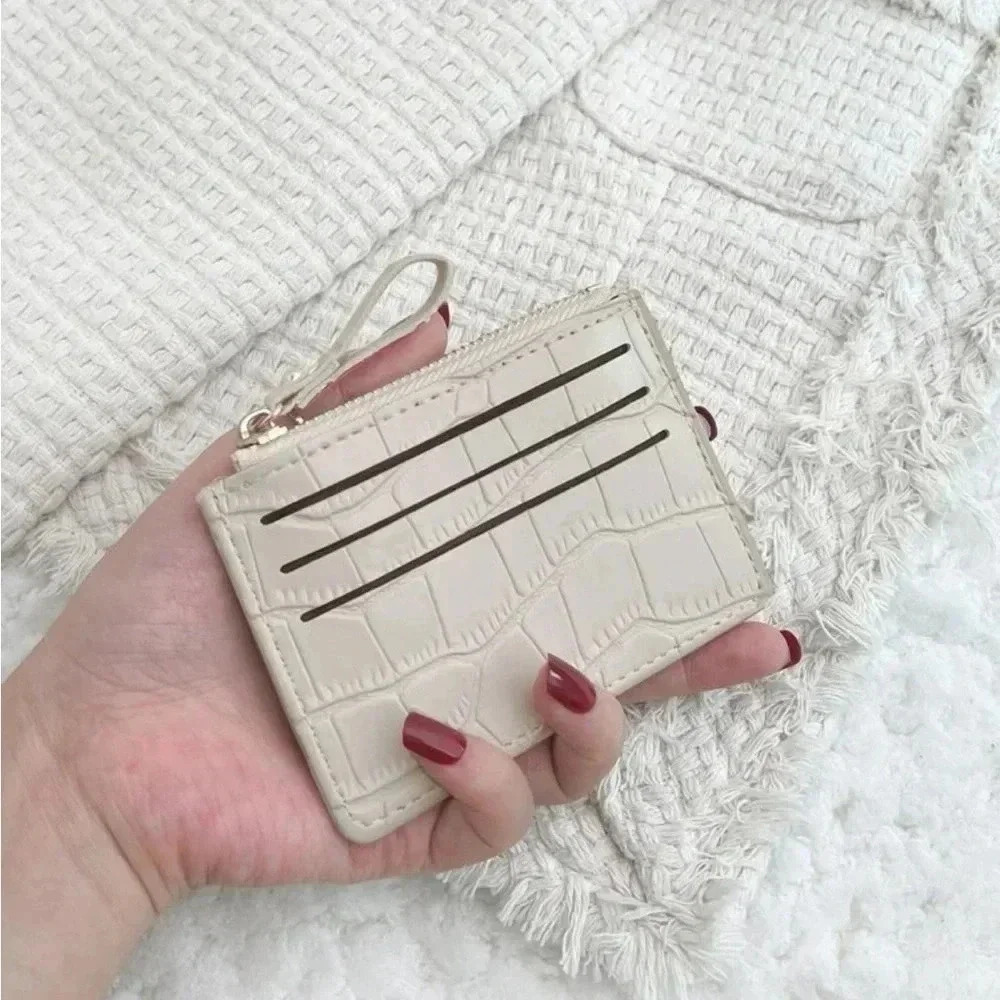⚠️Clearance Beige Alligator Print Cardholder / Wallet - Picture 2 of 4